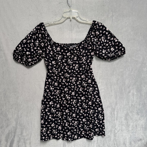 Forever 21 Dresses & Skirts - Forever 21 Dress Womens Small Black Floral Smocked Puff Sleeve Mini Fit Flare